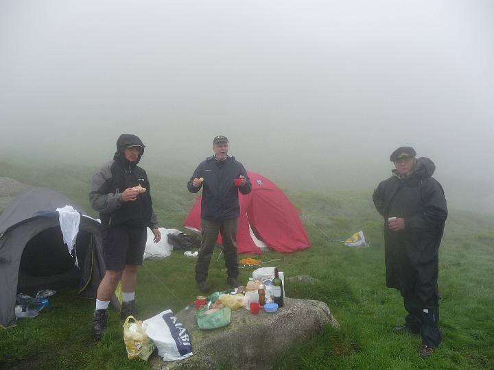 Garbet2009 009.jpg - Après un énorme orage(pluie, vent, grêle), on peut enfin manger vers 17h